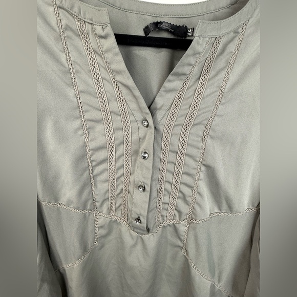 BKE Boutique women’s sage green high low long sleeve blouse. Size M. - Picture 3 of 7